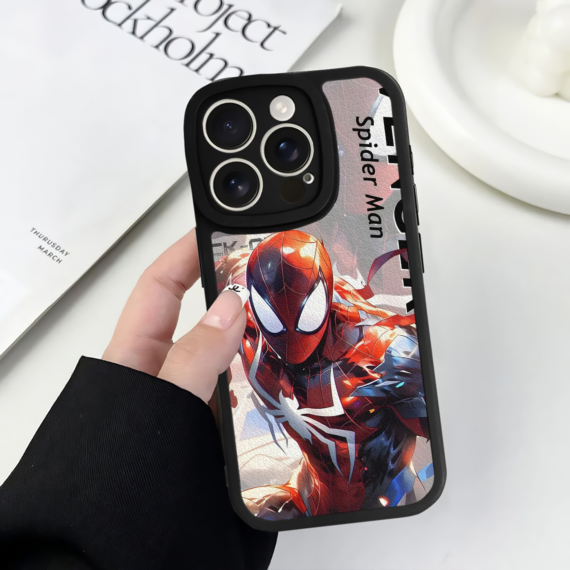 （画像用） アベンジャーズ The Avengers 【iPhone 16シリーズ対応】シリコンスマホケース（レザー調） 材質：シリコン